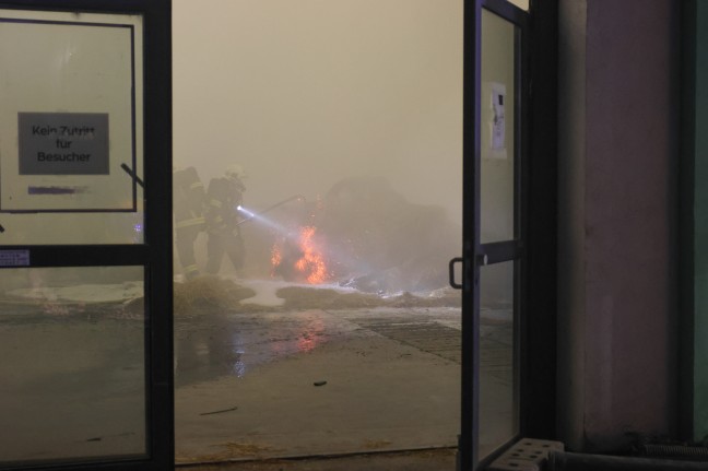 Brand in einer Messehalle in Wels-Lichtenegg sorgt fr Einsatz zweier Feuerwehren