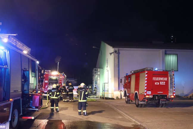 Brand in einer Messehalle in Wels-Lichtenegg sorgt fr Einsatz zweier Feuerwehren