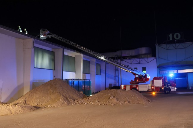 Brand in einer Messehalle in Wels-Lichtenegg sorgt fr Einsatz zweier Feuerwehren