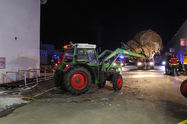 Brand in einer Messehalle in Wels-Lichtenegg sorgt fr Einsatz zweier Feuerwehren