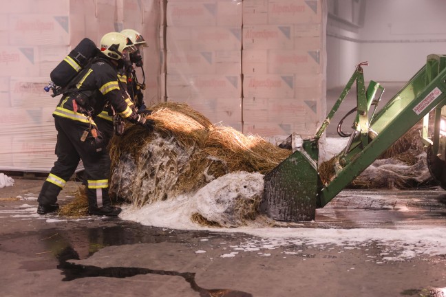 Brand in einer Messehalle in Wels-Lichtenegg sorgt fr Einsatz zweier Feuerwehren