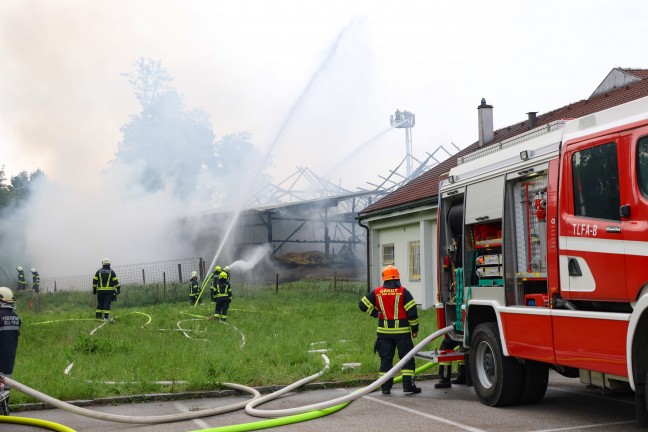 Neun Feuerwehren bei Brand eines landwirtschaftlichen Stadls in Riedau im Einsatz