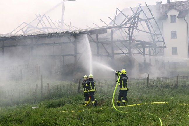 Neun Feuerwehren bei Brand eines landwirtschaftlichen Stadls in Riedau im Einsatz