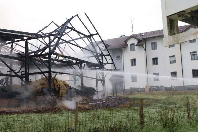 Neun Feuerwehren bei Brand eines landwirtschaftlichen Stadls in Riedau im Einsatz