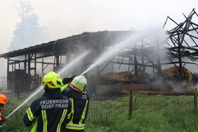 Neun Feuerwehren bei Brand eines landwirtschaftlichen Stadls in Riedau im Einsatz