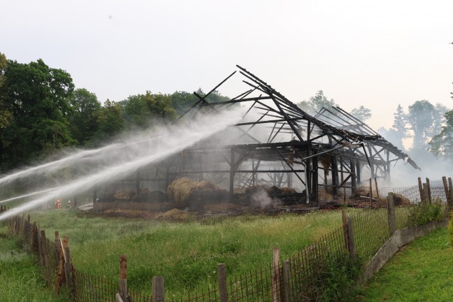 Neun Feuerwehren bei Brand eines landwirtschaftlichen Stadls in Riedau im Einsatz