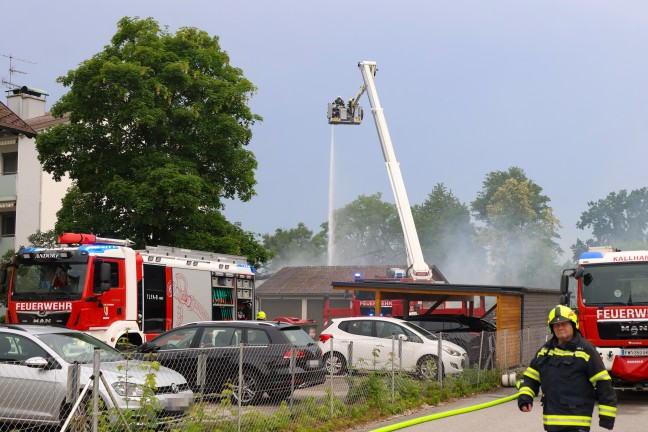 Neun Feuerwehren bei Brand eines landwirtschaftlichen Stadls in Riedau im Einsatz