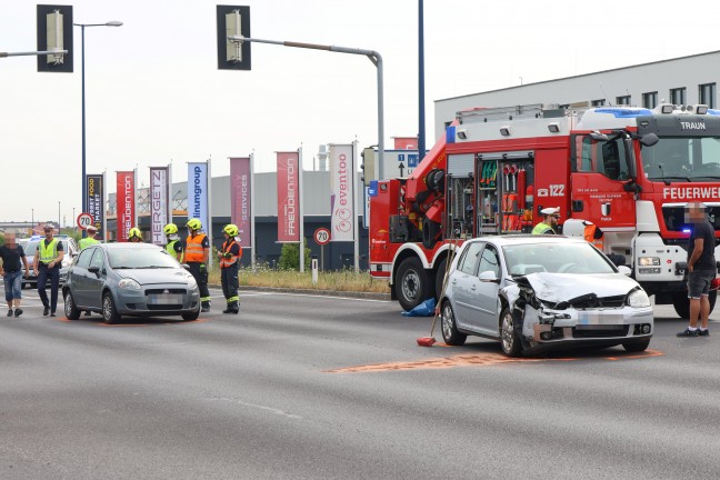 Heftiger Auffahrunfall im Kreuzungsbereich der Wiener Strae bei Traun fordert zwei Verletzte
