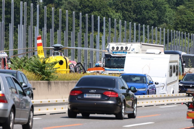 Schwerer Busunfall: Reisebus mit 30 Insassen kracht auf Westautobahn bei Linz-Ebelsberg in LKW-Heck