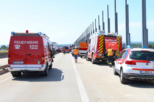 Schwerer Busunfall: Reisebus mit 30 Insassen kracht auf Westautobahn bei Linz-Ebelsberg in LKW-Heck