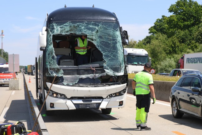 Schwerer Busunfall: Reisebus mit 30 Insassen kracht auf Westautobahn bei Linz-Ebelsberg in LKW-Heck