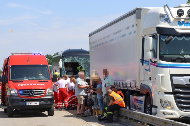 Schwerer Busunfall: Reisebus mit 30 Insassen kracht auf Westautobahn bei Linz-Ebelsberg in LKW-Heck