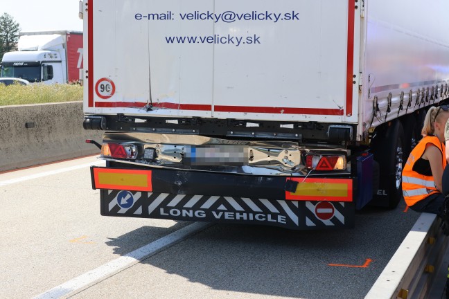 Schwerer Busunfall: Reisebus mit 30 Insassen kracht auf Westautobahn bei Linz-Ebelsberg in LKW-Heck