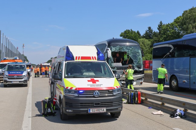 Schwerer Busunfall: Reisebus mit 30 Insassen kracht auf Westautobahn bei Linz-Ebelsberg in LKW-Heck