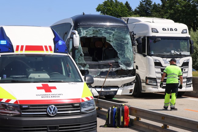 Schwerer Busunfall: Reisebus mit 30 Insassen kracht auf Westautobahn bei Linz-Ebelsberg in LKW-Heck