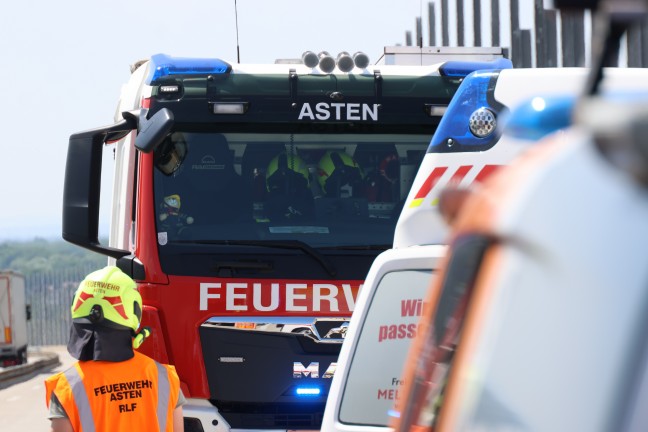 Schwerer Busunfall: Reisebus mit 30 Insassen kracht auf Westautobahn bei Linz-Ebelsberg in LKW-Heck