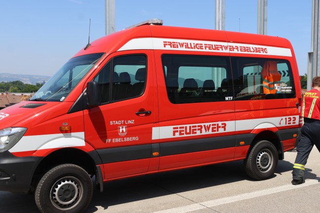Schwerer Busunfall: Reisebus mit 30 Insassen kracht auf Westautobahn bei Linz-Ebelsberg in LKW-Heck