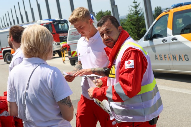 Schwerer Busunfall: Reisebus mit 30 Insassen kracht auf Westautobahn bei Linz-Ebelsberg in LKW-Heck