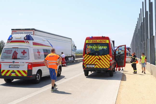Schwerer Busunfall: Reisebus mit 30 Insassen kracht auf Westautobahn bei Linz-Ebelsberg in LKW-Heck