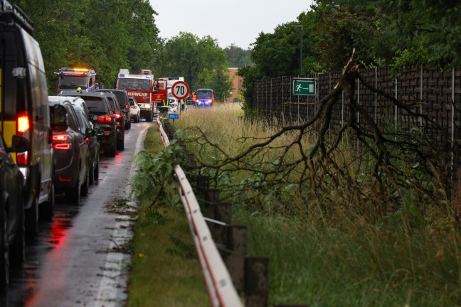 Aufrumarbeiten nach Auffahrunfall mit drei Fahrzeugen auf Wiener Strae bei Gunskirchen