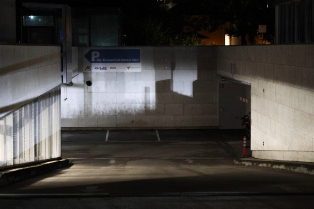 Unfallbedingter Brand eines Fahrzeuges in einer Tiefgarage in Traun sorgte fr Einsatz