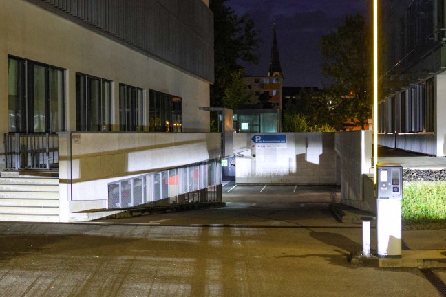 Unfallbedingter Brand eines Fahrzeuges in einer Tiefgarage in Traun sorgte fr Einsatz