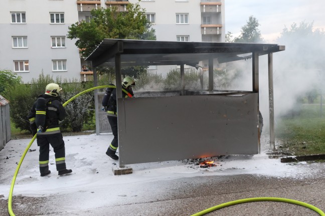 Mllinsel in einer Wohnanlage in Wels-Vogelweide in Vollbrand
