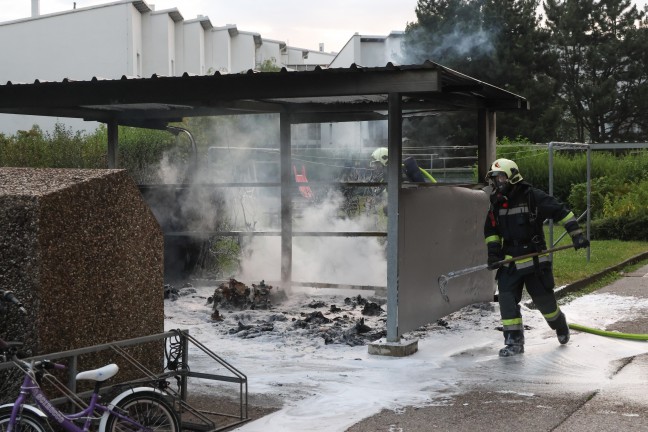 Mllinsel in einer Wohnanlage in Wels-Vogelweide in Vollbrand