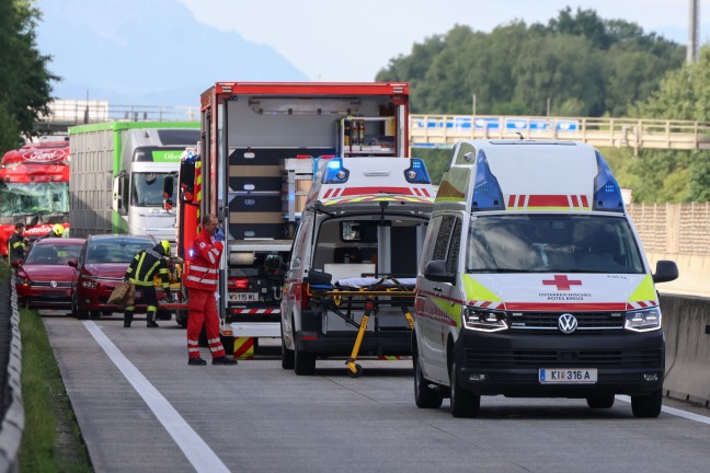 Vier Verletzte: Auto bei schwerem Crash auf Westautobahn in Sattledt regelrecht eingequetscht