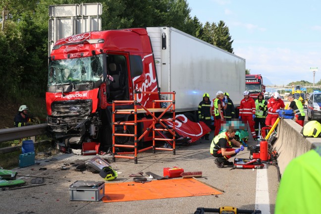 Vier Verletzte: Auto bei schwerem Crash auf Westautobahn in Sattledt regelrecht eingequetscht