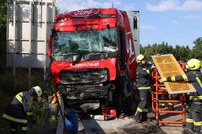 Vier Verletzte: Auto bei schwerem Crash auf Westautobahn in Sattledt regelrecht eingequetscht