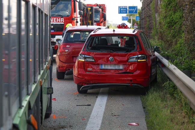Vier Verletzte: Auto bei schwerem Crash auf Westautobahn in Sattledt regelrecht eingequetscht