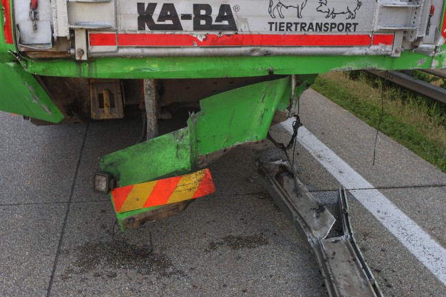 Vier Verletzte: Auto bei schwerem Crash auf Westautobahn in Sattledt regelrecht eingequetscht