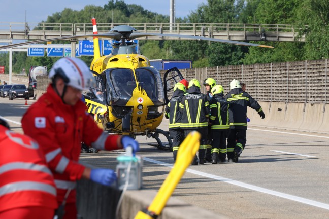 Vier Verletzte: Auto bei schwerem Crash auf Westautobahn in Sattledt regelrecht eingequetscht