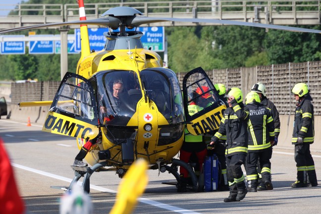 Vier Verletzte: Auto bei schwerem Crash auf Westautobahn in Sattledt regelrecht eingequetscht