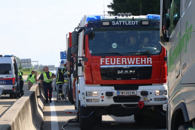 Vier Verletzte: Auto bei schwerem Crash auf Westautobahn in Sattledt regelrecht eingequetscht