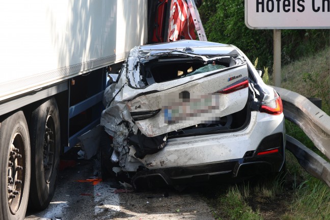 Vier Verletzte: Auto bei schwerem Crash auf Westautobahn in Sattledt regelrecht eingequetscht