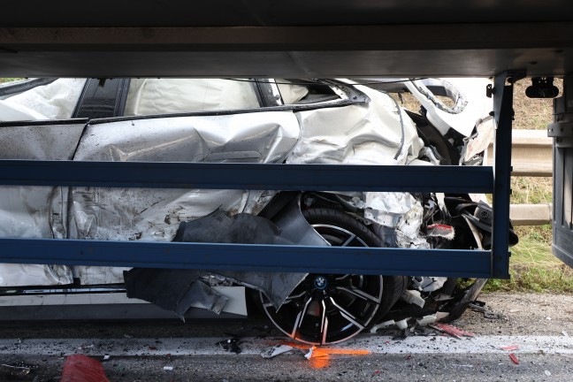 Vier Verletzte: Auto bei schwerem Crash auf Westautobahn in Sattledt regelrecht eingequetscht