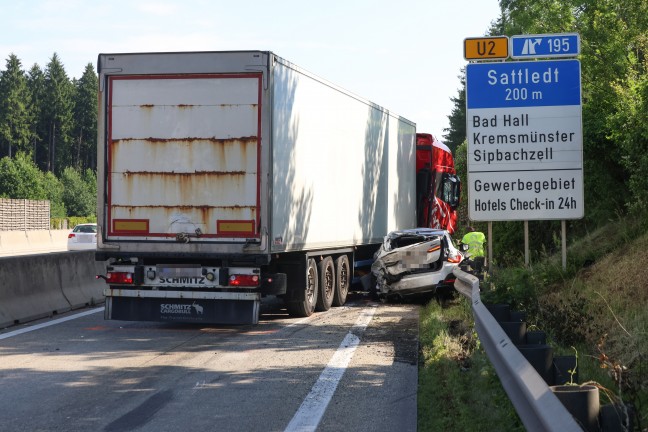 Vier Verletzte: Auto bei schwerem Crash auf Westautobahn in Sattledt regelrecht eingequetscht