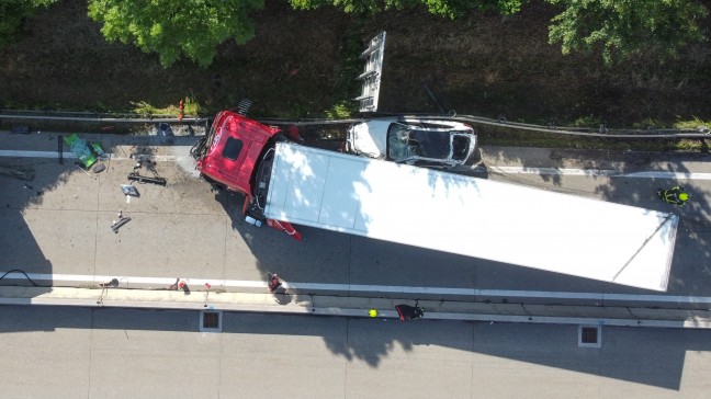 Vier Verletzte: Auto bei schwerem Crash auf Westautobahn in Sattledt regelrecht eingequetscht
