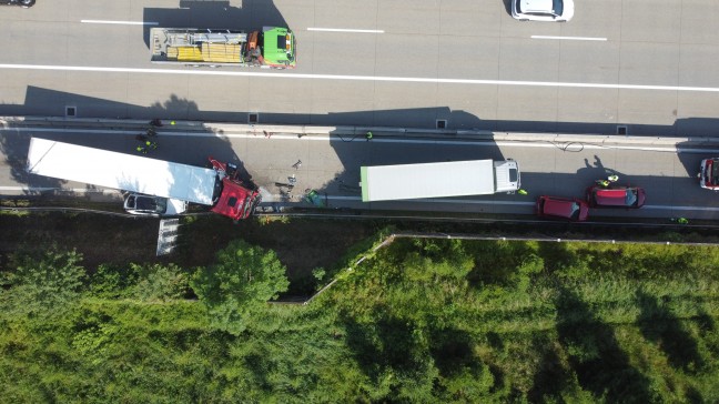 Vier Verletzte: Auto bei schwerem Crash auf Westautobahn in Sattledt regelrecht eingequetscht