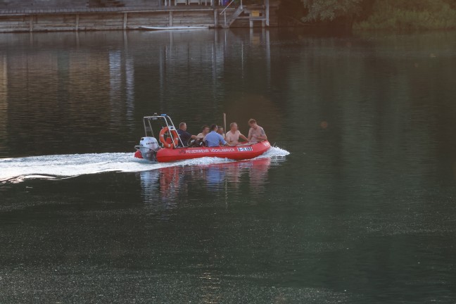 Personenrettung: Feuerwehr mit Boot bei Patiententransport am Badesee in Regau im Einsatz