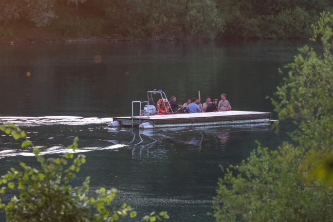 Personenrettung: Feuerwehr mit Boot bei Patiententransport am Badesee in Regau im Einsatz
