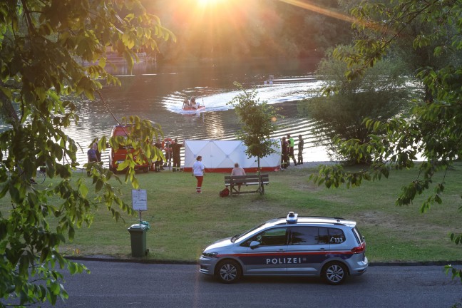 Personenrettung: Feuerwehr mit Boot bei Patiententransport am Badesee in Regau im Einsatz