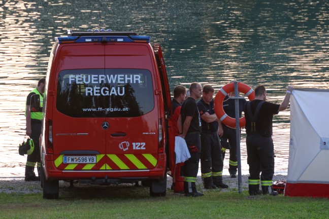 Personenrettung: Feuerwehr mit Boot bei Patiententransport am Badesee in Regau im Einsatz