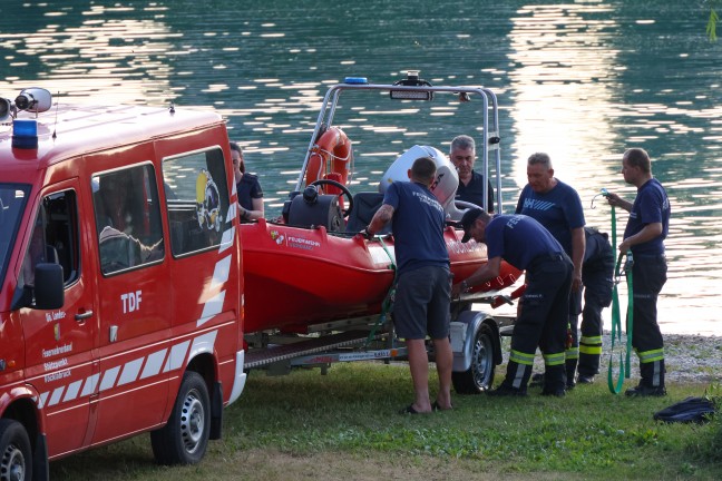 Personenrettung: Feuerwehr mit Boot bei Patiententransport am Badesee in Regau im Einsatz