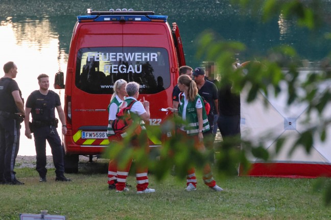 Personenrettung: Feuerwehr mit Boot bei Patiententransport am Badesee in Regau im Einsatz