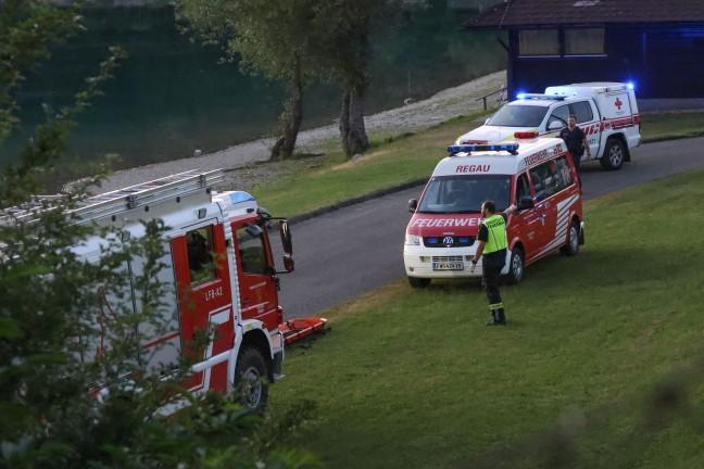 Personenrettung: Feuerwehr mit Boot bei Patiententransport am Badesee in Regau im Einsatz
