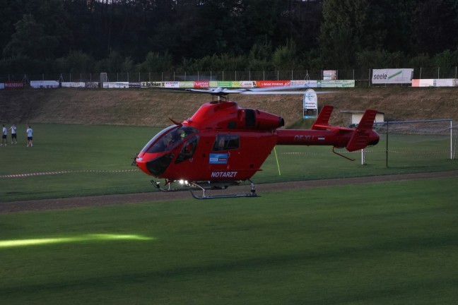 Personenrettung: Feuerwehr mit Boot bei Patiententransport am Badesee in Regau im Einsatz