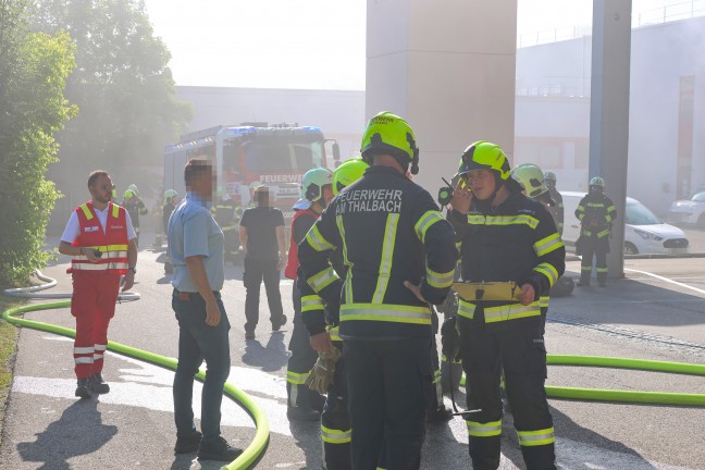 Verpuffung: Acht Feuerwehren bei Brand in einem Gewerbebetrieb in Thalheim bei Wels im Einsatz